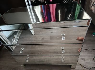 Mirrored chest of drawers