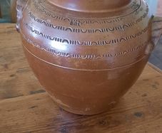 Ceramic storage pot