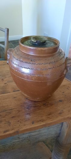 Ceramic storage pot