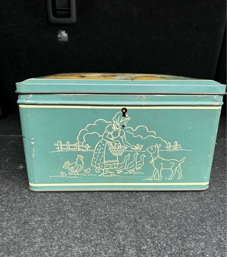 Vintage Tin Box. No key.