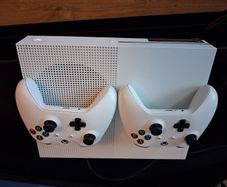 Xbox One Console And Controllers