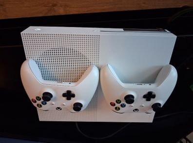 Xbox One Console And Controllers