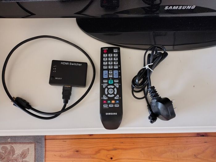 Samsung 32 inch TV with Remote. 2012 model. Smart Ready.