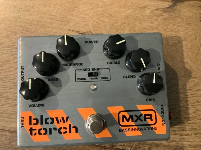 MXR M181 Bass Blowtorch pedal box