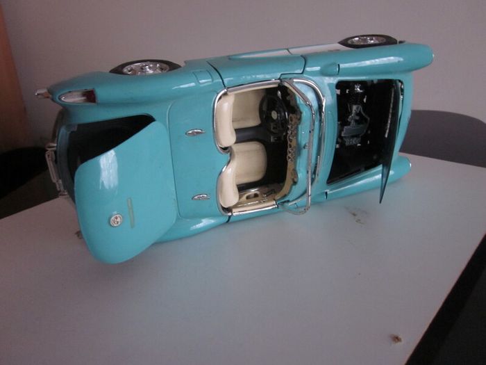 Vintage Burago 1957 Chevolet Corvette Convertible Coupe Baby Blue