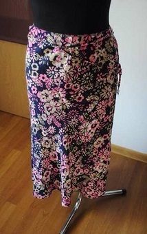 Brand new M&S Floral calf length skirt size UK18 EU46 Length 30in (76cm ) Postage included