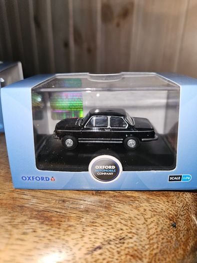 Oxford Diecast BMW 2002 1.76  Black/Green