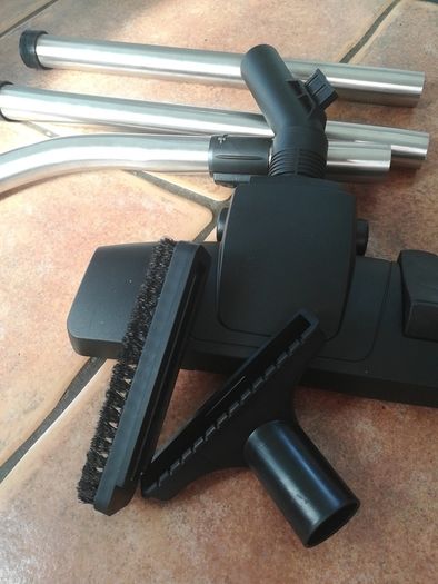 Vacuum cleaner pipe and brush set.