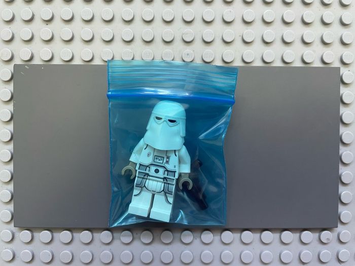 lego star wars sw1180 Snowtrooper minifigure - Female, Printed Legs, Dark Tan Hands, Reddish Brown Head, Open Mouth Smirk
