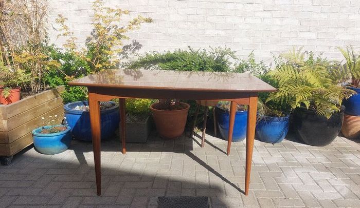 Fabulous Original Mid-Century Modern Extendable Dining or Kitchen Table For Four to Six People, Very Good Condition, Chairs NOT Included