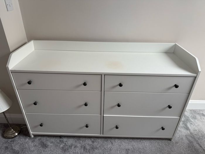 chest of drawers