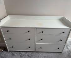 chest of drawers