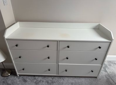 chest of drawers