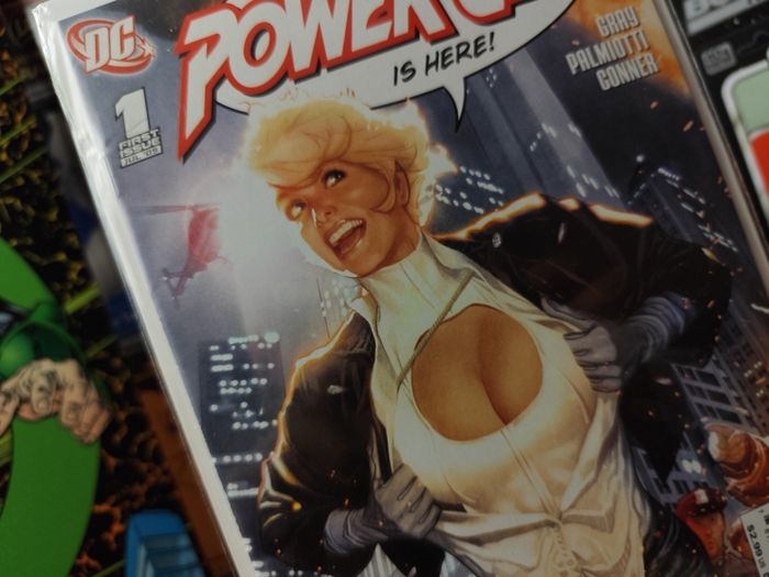 Power Girl ! ! First Issue ! Retailer Incentive Variant Cover ! 2009 ! by DC Comics !
