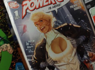 Power Girl ! ! First Issue ! Retailer Incentive Variant Cover ! 2009 ! by DC Comics !