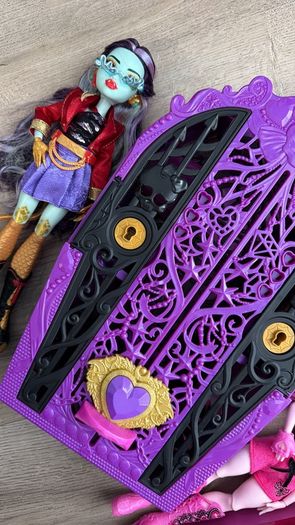 Monster high dolls & car