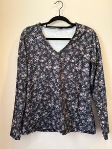 Fab Floral V Neck Top Size M!
