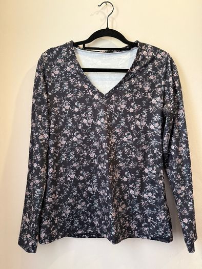 Fab Floral V Neck Top Size M!