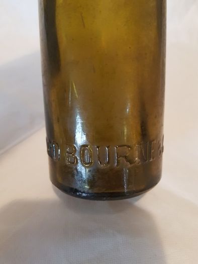 Woodford bourne co Ltd cork bottle,,little chip on rim see condition,,collectors item, price includes post to anywhere in ireland thank you,take as is.