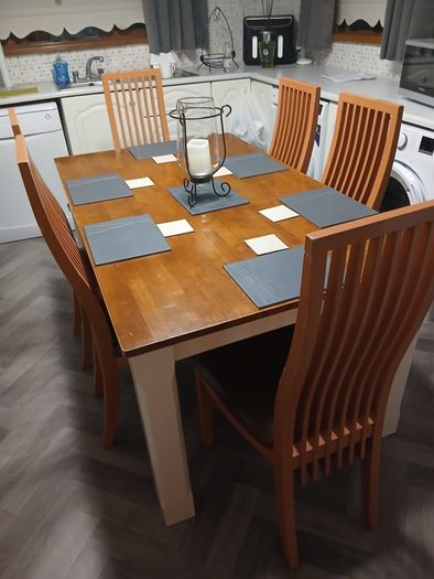 Kitchen table & 6 chairs