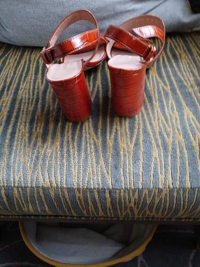 Ladies  Lk bennett  new size 38 uk 5 beautiful sandles classic