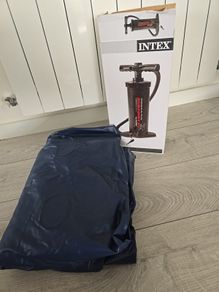 Inflatable mattrass with foot pump