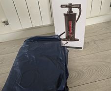 Inflatable mattrass with foot pump