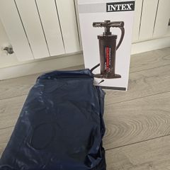Inflatable mattrass with foot pump