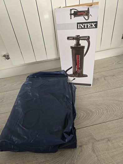 Inflatable mattrass with foot pump