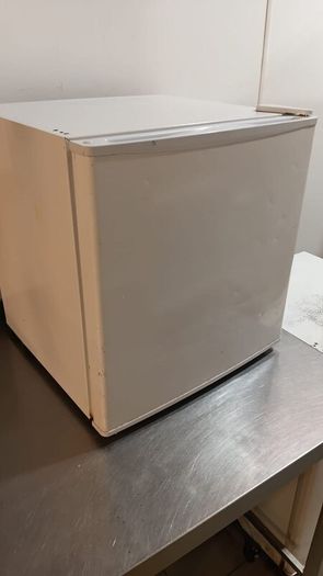 Tabletop mini freezer