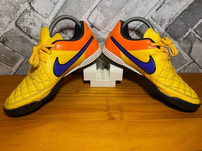 Nike Tiempo Boys Girls Soccer Football Astro Trainers UK4 EUR36.5