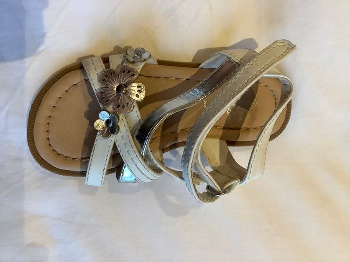 Girls sandals size 7 white Bluezoo