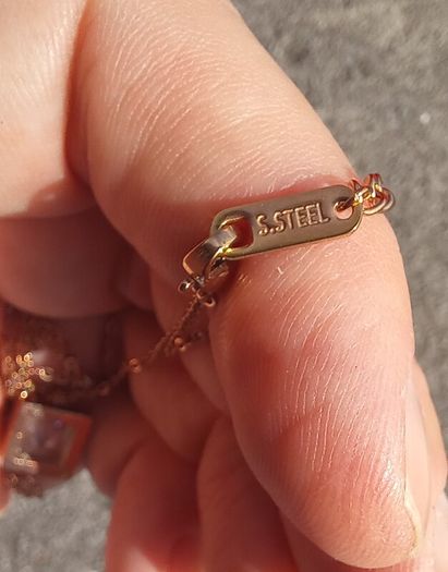 Vintage jewelry is sold individually for 5 to 10 euros