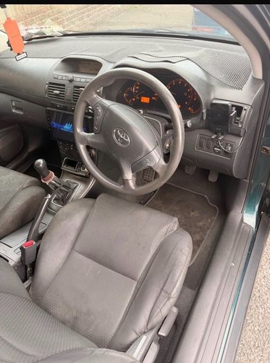 2004 Toyota Avensis