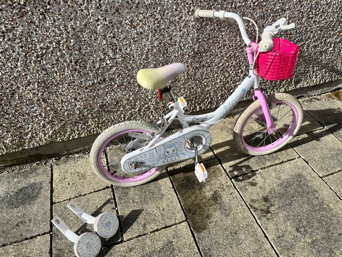 Children's / Kid's Concept Bicycle - 16 inch wheels & stabilisers