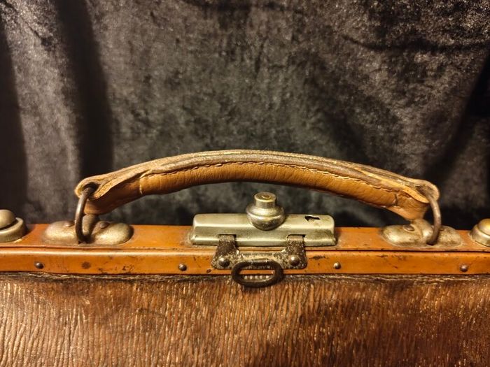 antique Gladstone doctors bag
