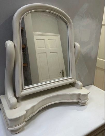 chest of drawer and mirror