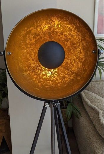 Tripod lamp