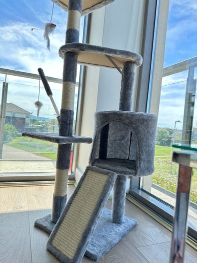 Cat tree with scratching post