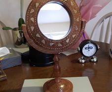 Vanity mirror on stand