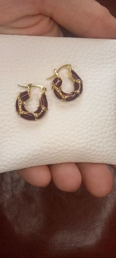 Vintage jewelry is sold individually for 5 to 10 euros
