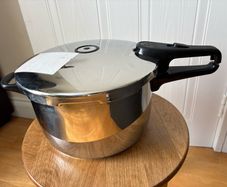 Fissler Vitaquick stainless steel pressure cooker New