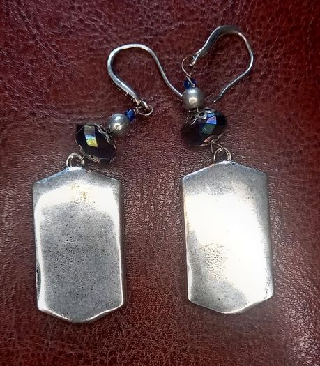 Vintage jewelry is sold individually for 5 to 10 euros