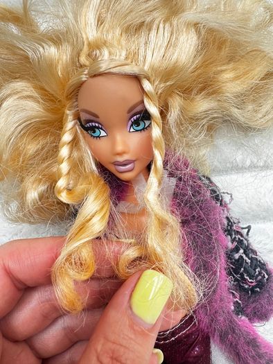 Mattel Barbie My Scene Goes Hollywood Doll Used Please see photos