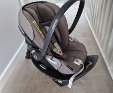 Cybex Baby car seat with car Console