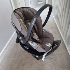 Cybex Baby car seat with car Console