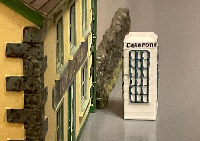 Irish model telephone box (1:72) - railway many available