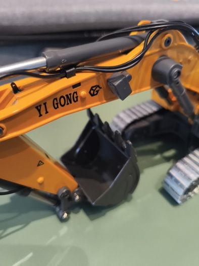Remote control EXCAVATOR 1:50 scale