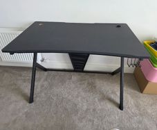 Desk - Gaming / office - like new !