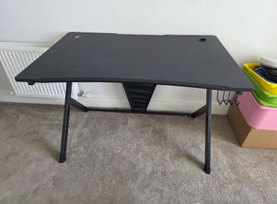 Desk - Gaming / office - like new !